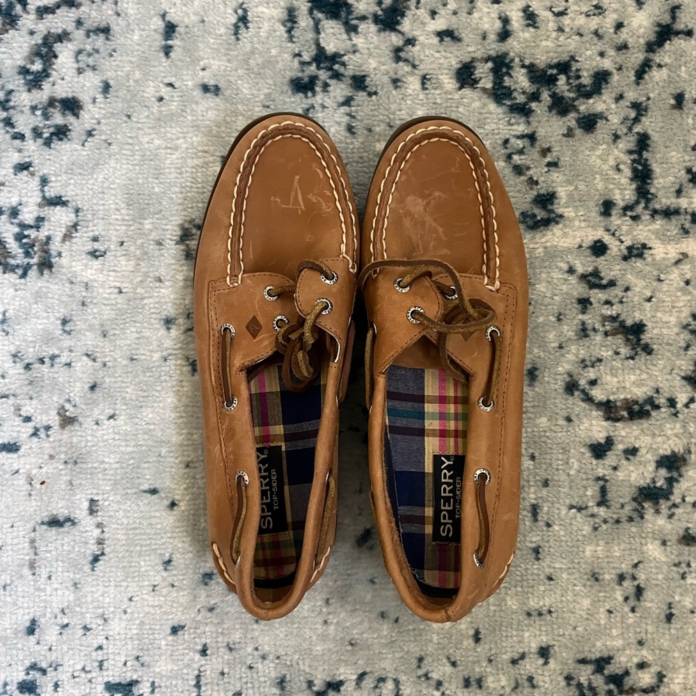Women’s Sperrys Size 7